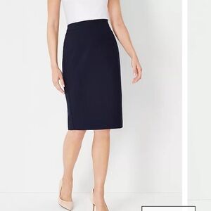 NWOT Ann Taylor Seamed Pencil Skirt in Seasonless Stretch in Navy